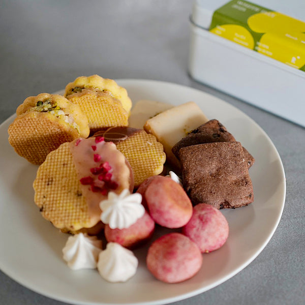 「CLASSY」の「本当は教えたくない社長秘書の手土産【2025年春のクッキー缶3選】」